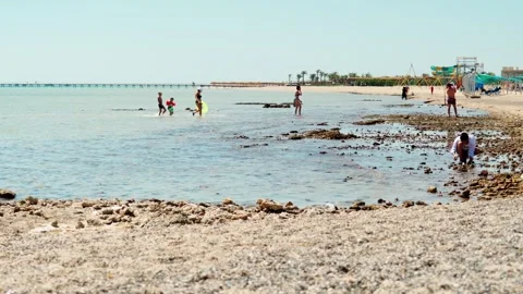 People on the shallow beach of Gravity Aqua park hotel at low tide. 库存影片 341916781