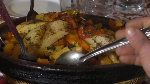 People sharing chicken tajine Vídeo Stock 101450511