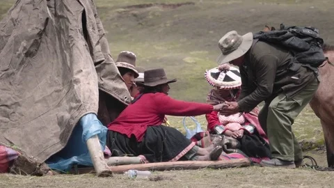 People sharing coca leaves 動画素材 74179415