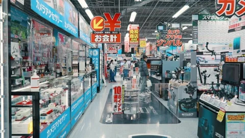 People shopping inside the Yodabashi Camera store in Akihabara in Tokyo, Japan Vídeos de archivo 240628863