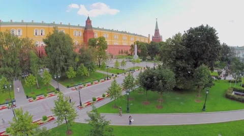 People sit on grassplot in Aleksandrovsky garden with Obelisk Vidéo 47637272