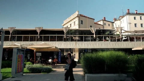 People sit in a restaurant on the waterfront in Split Видео 201624484