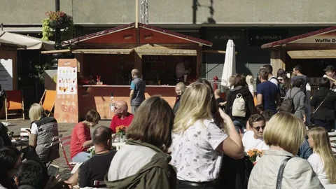 People sit at tables outside 库存影片 197329122