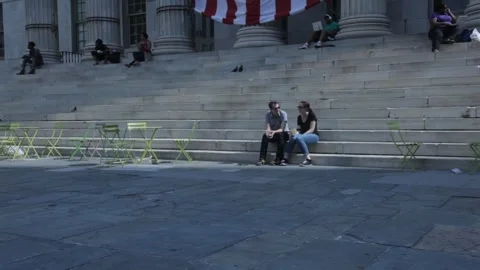 People Sitting and Walking on Building Steps in New York Vidéo 341324375
