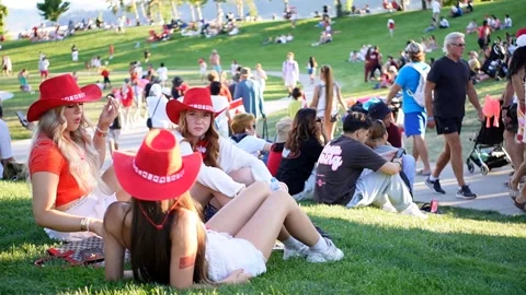 People sitting and walking in city park for Canada day, July 1, 2025 Vídeo Stock 312584585