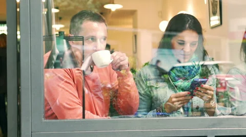 People sitting behind window in the cafe and relaxing Vídeos de archivo 43120854