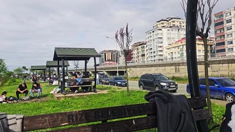 People sitting on a bench. Vídeo Stock 282969189
