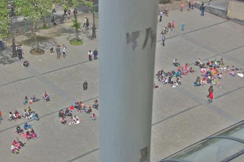 People sitting outside of a museum - Paris Modern Art Museum Foto stock