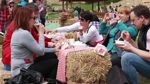 People sitting at the straw table Vídeos de archivo 62710604