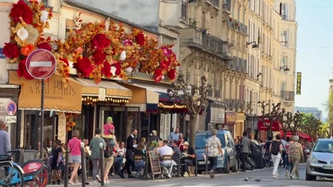 People sitting at tables outside Le Vrai Paris restaurant Stockbeeldmateriaal 337783642