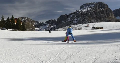 People skiing down the ski slope at Piani di Bobbio Italy Time lapse Vídeo Stock 170795568