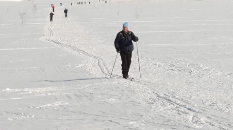 The people skiing in the winter Vidéo 36642958