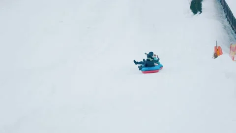 People sledding while taking photos Stock-Footage 148315559