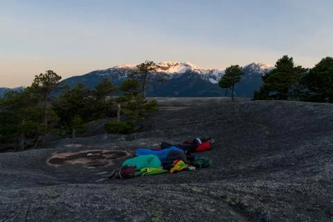 People sleeping on the top of mountains while sunrise Foto stock