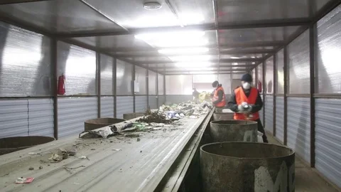 People sorts garbage on the conveyor Vídeos de archivo 82054184