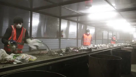 People sorts garbage on the conveyor Vídeos de archivo 82054237