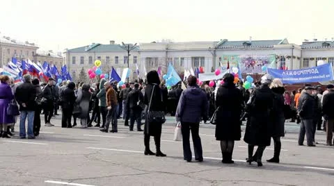 People in square during the May Day demonstration Видео 11004335