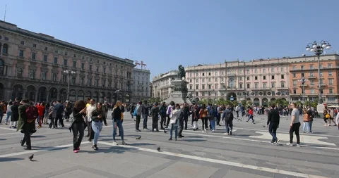 People at square front of monument of Vittorio Emanuele II Stock-Footage 107784142