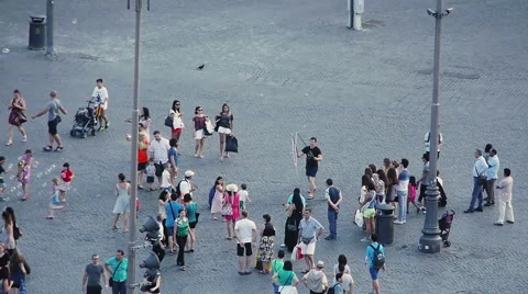 People in the square having fun with giant soap bubbles Video stock 41782064