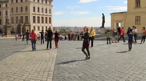 People in the square in Prague Vídeos de archivo 56324746