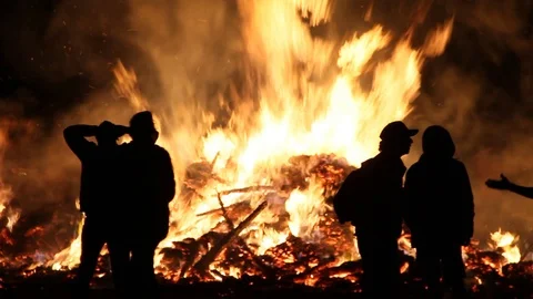 People stand by huge blazing fire Stock Footage 122725779
