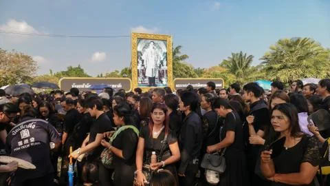 People stand on the queue to join The Royal Cremation for His Majesty the lat Fotos Stock