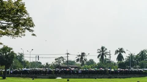 People stand on the queue to join The Royal Cremation for His Majesty the lat Fotos de archivo