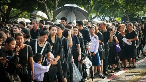 People stand on the queue to join The Royal Cremation for His Majesty the lat Stock-Fotos