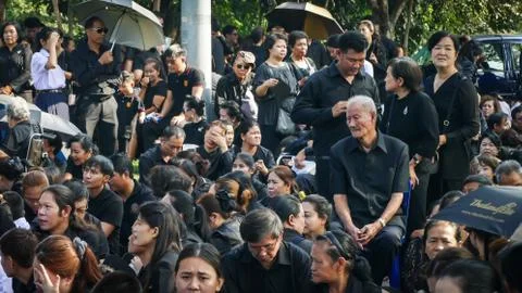 People stand on the queue to join The Royal Cremation for His Majesty the lat Fotos de archivo