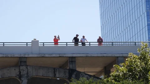 People standing looking over a bridge parapet Vidéo 89027922