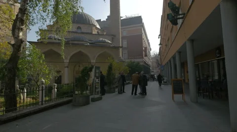 People standing near Gazi Husrev-beg Mosque in Sarajevo Video stock 59795850