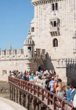 People standing in a queue to popular Belem tower. Foto stock