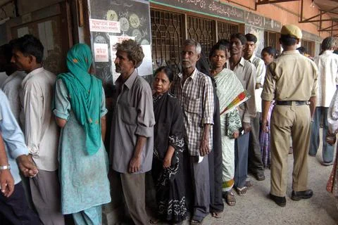 People standing in queue to vote during the 2004 Indian Loksabha elections... Foto stock
