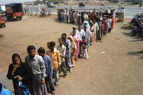 People standing in a queue to vote during the 2004 Indian Loksabha electio... Foto stock