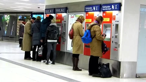 People standing at a ticket machine Vídeo Stock 71946787