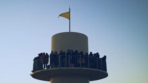 People standing on the tower waiting sunset. Видео 101141964