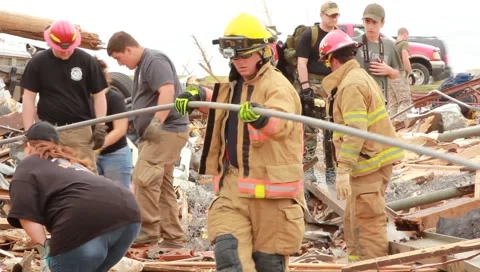 People Start Clean-up With Firemen After Tornado (HD) c Vidéo 5504587