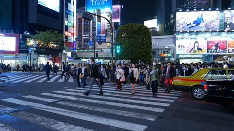 People start cross road on world famous Shibuya crossing at night Stock Footage 99589689