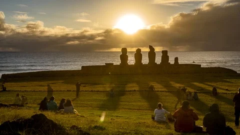 People Start to Leave After Sunset in Front of Moai on Easter Island 库存影片 114433908