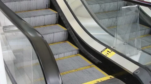 People stepping onto an Escalator 動画素材 89873815