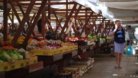 People strolling along fresh fruit and vegetable stalls at the Zadar farmers Vídeo Stock 342353013