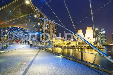 People strolling on the Helix Bridge towards the Marina Bay Sands and ArtScience Stock Photos