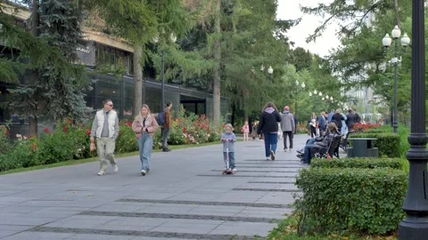 People Strolling a Rose-Lined Tree Promenade in Gorky Park Moscow Vidéo 339249145