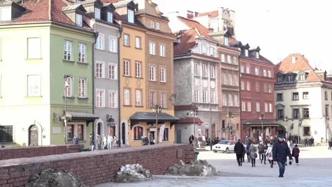 People strolling on side streets of Castle Square in Old Town Warsaw Stockbeeldmateriaal 280776072