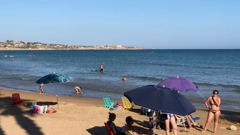 People in swimsuits at the beach Vidéo 113642856