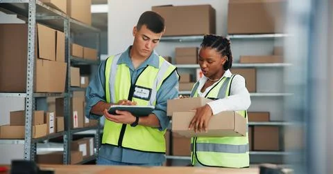 People, tablet and boxes for logistics at warehouse for label details, info.. Foto stock