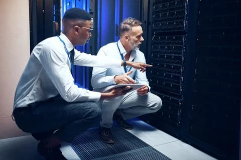 People, tablet or team in server room for problem solving, maintenance or Foto stock