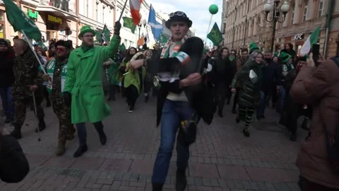 People take part of the St. Patrick's Day Parade at Vídeo Stock 150705302