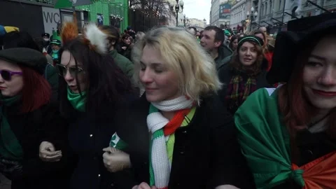 People take part of the St. Patrick's Day Parade Vídeo Stock 150705353