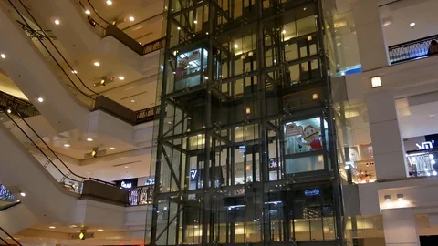 People taking the glass elevators in Berjaya Times Square to other floor level. Vídeo Stock 106769103